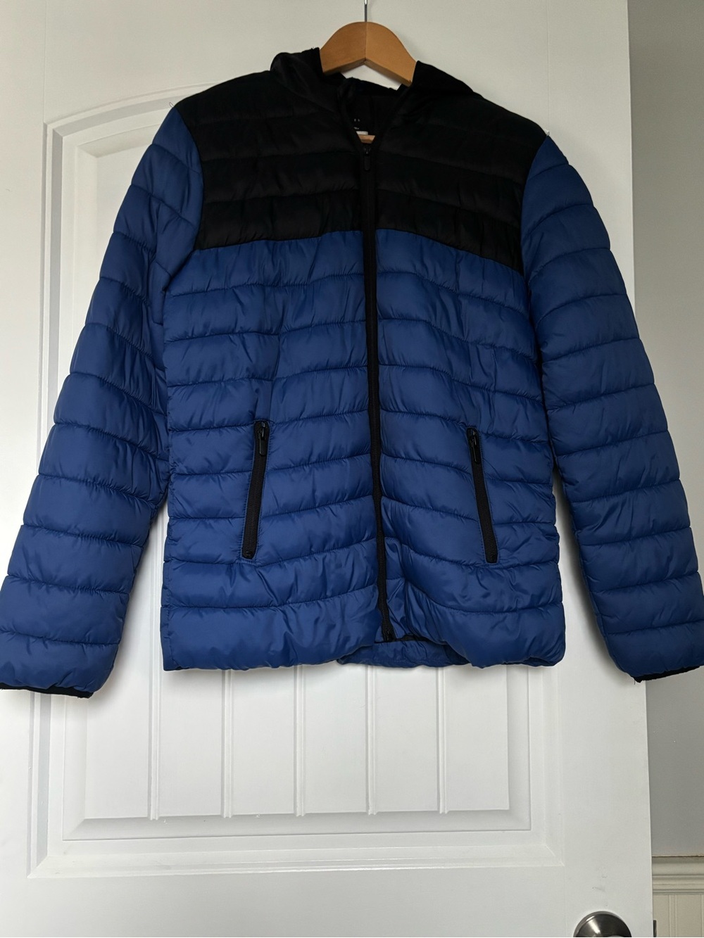 Boy’s Blue and Black Puffer Jacket Size 14/15 🦩🦩